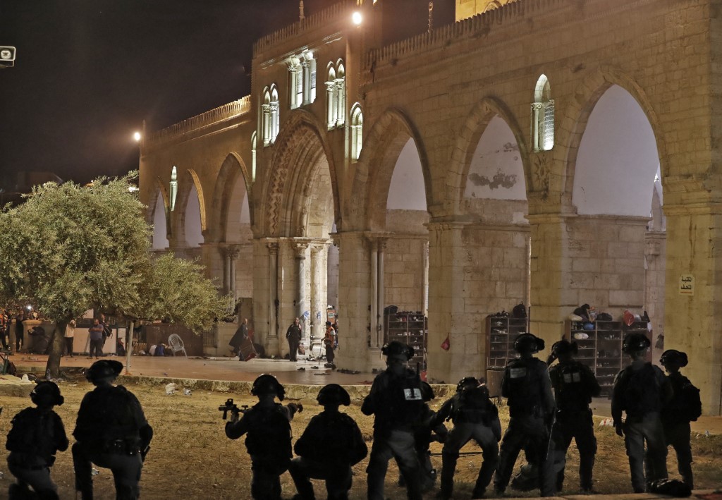 Israeli security forces take position during clashes with Palestinian protesters at the Al-Aqsa Mosque compound in Jerusalem, on May 7, 2021. (AFP)