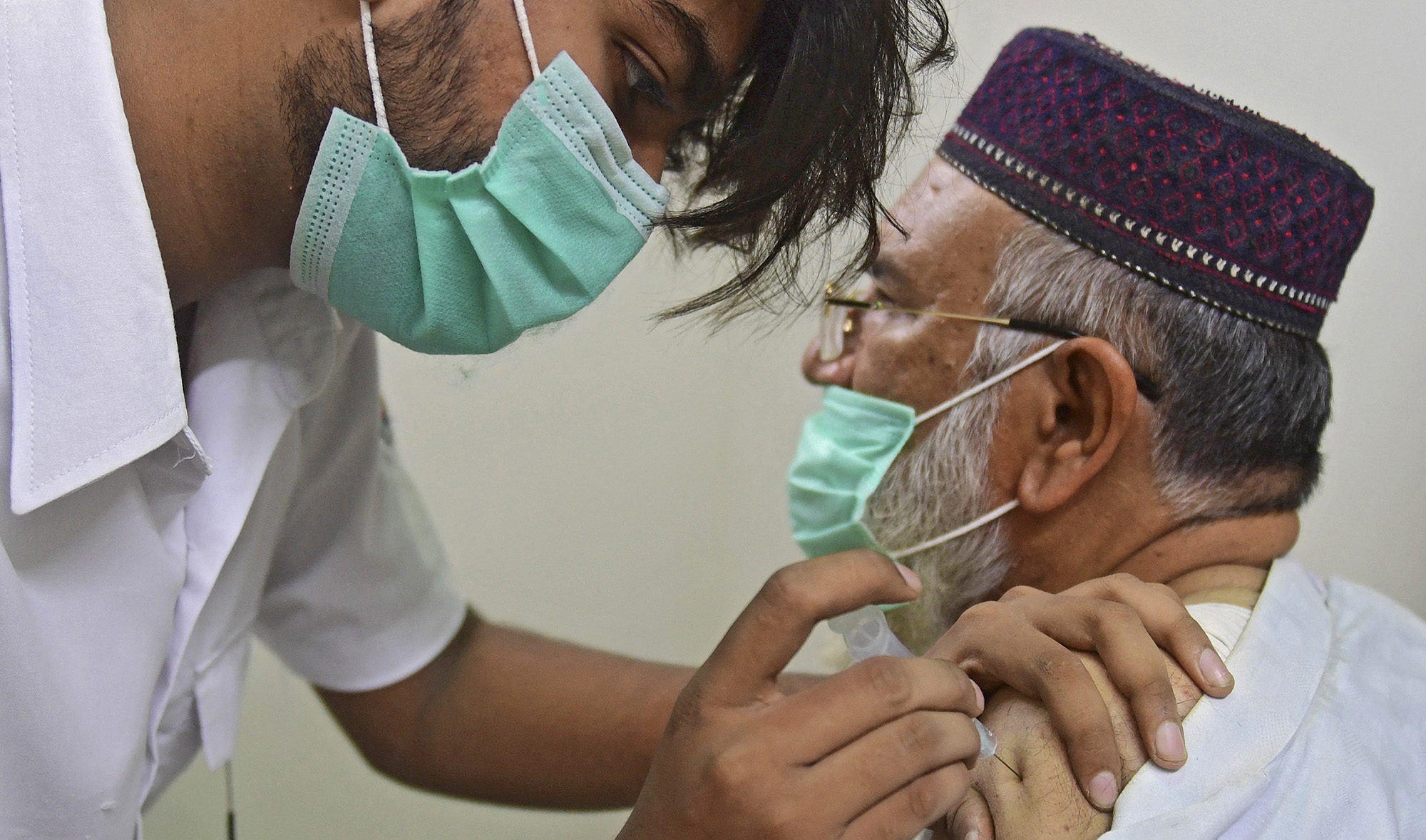 A health worker inoculates a man with a dose of the COVID-19 coronavirus vaccine at a vaccination centre in Karachi, Pakistan, on May 12, 2021. (AFP)