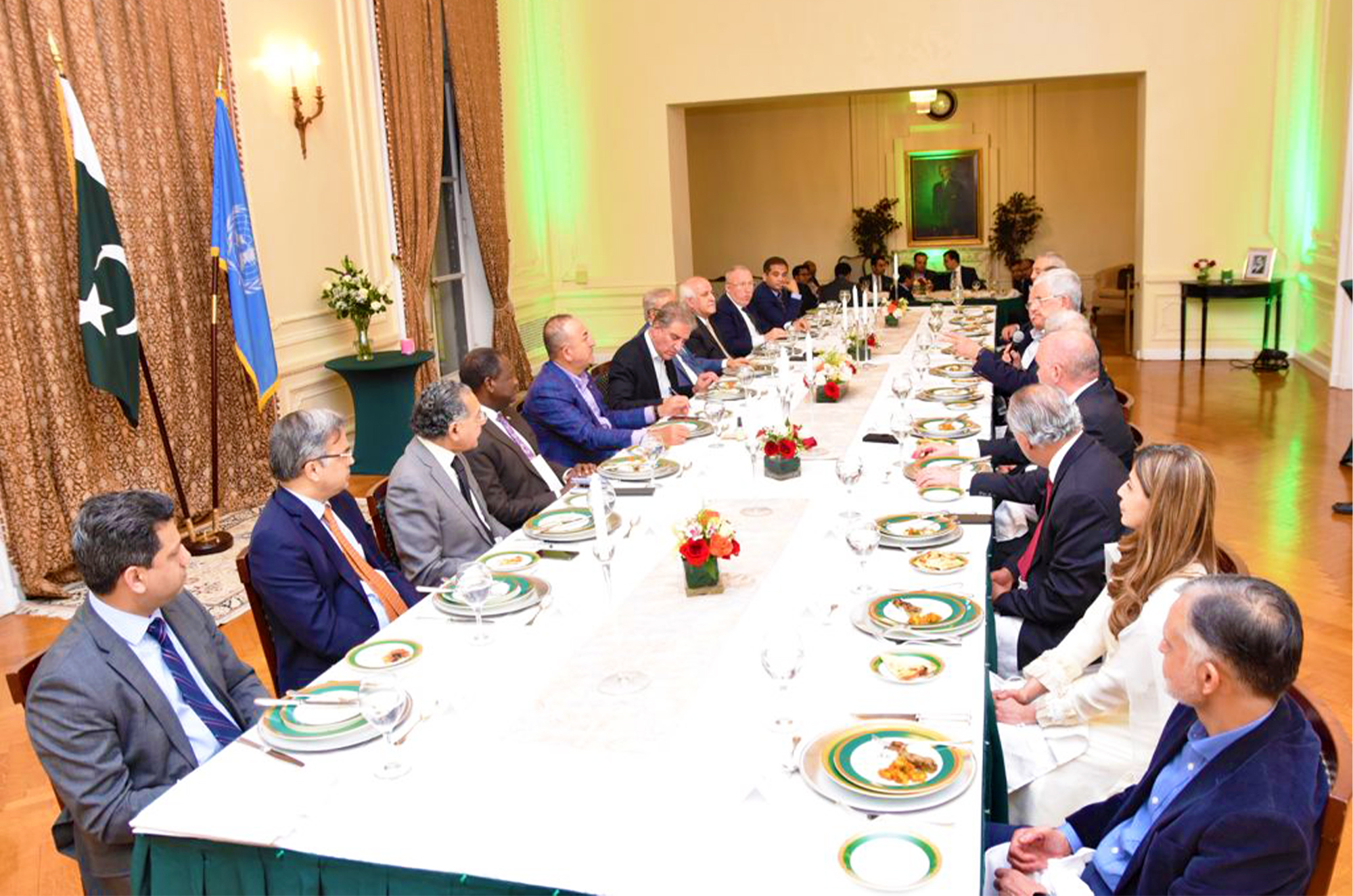 FM Shah Mahmood Qureshi (sixth from left) hosts a working dinner for the visiting delegation of OIC foreign ministers at the Pakistan consulate in New York on May 20, 2021. (Photo courtesy: APP)