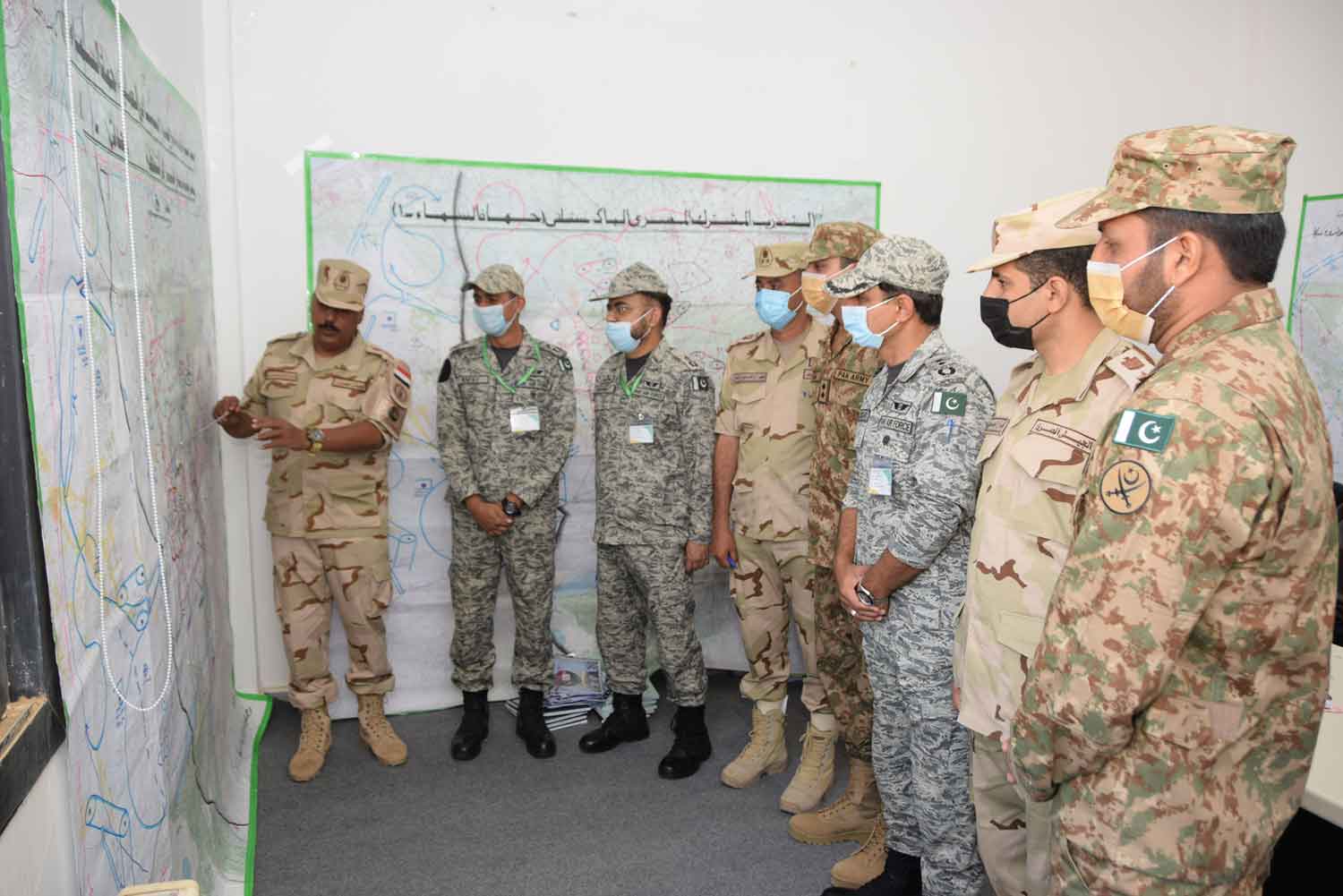 Members of the Pakistani and Egyptian militaries discuss their joint drill which commenced in Cairo on May 26, 2021. (Photo courtesy: Egyptian Armed Forces)