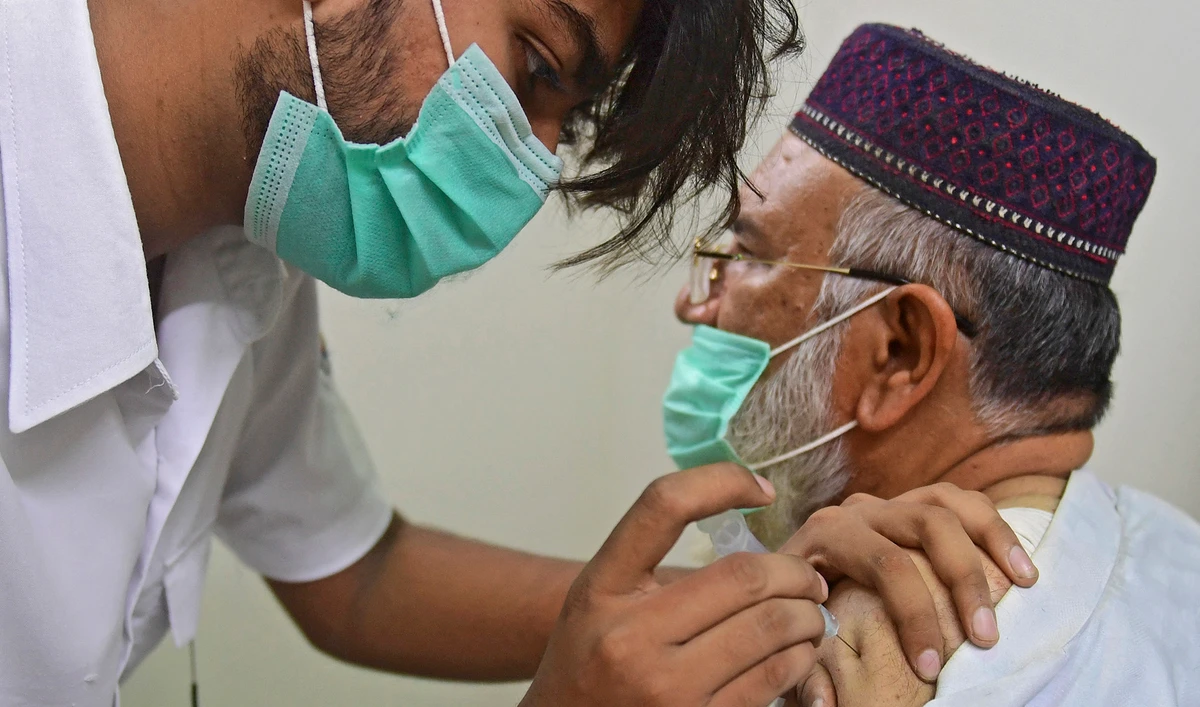A health worker inoculates a man with a dose of the COVID-19 coronavirus vaccine at a vaccination centre in Karachi, Pakistan, on May 12, 2021. (AFP)