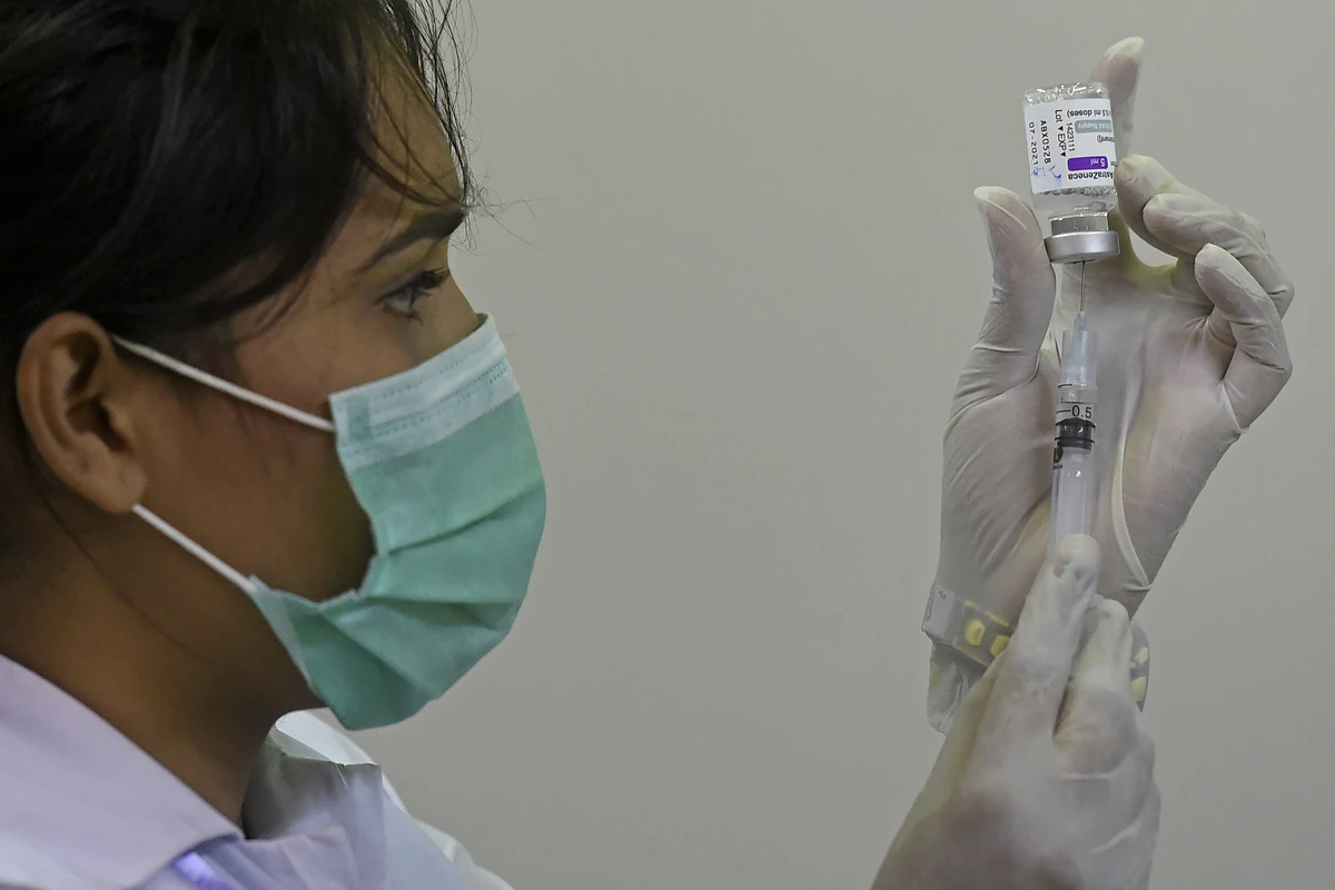 A health worker prepares a dose of the Covishield AstraZeneca-Oxford's Covid-19 coronavirus vaccine at a vaccination centre in Karachi on May 12, 2021. (AFP)