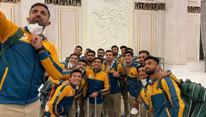 Pakistani cricket team takes a group selfie before departing for New Zealand on December 17, 2020. (Photo courtesy: @TheRealPCB/Twitter)