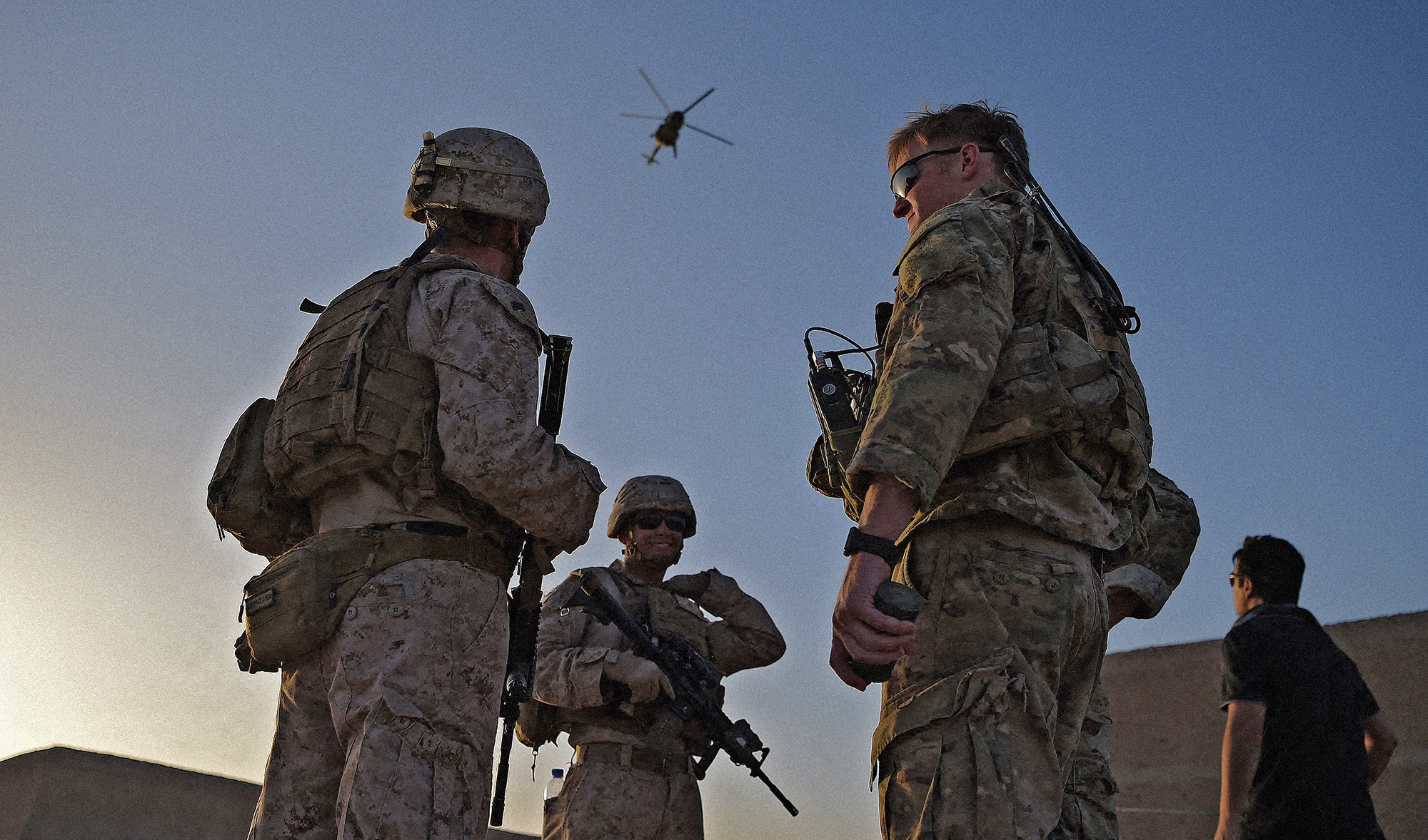 US Marines and Afghan Commandos stand together as an Afghan Air Force helicopter flies past during a combat training exercise at Shorab Military Camp in Helmand, Afghanistan, on August 27, 2017. (AFP/File)