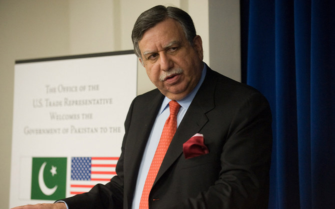 Pakistani Finance Minister Shaukat Tarin (L) speaks at the conclusion of the US-Pakistan Trade and Investment Council meeting in Washington on April 27, 2009. (AFP/File)