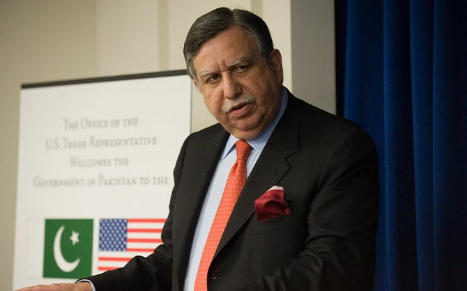 Pakistani Finance Minister Shaukat Tarin (L) speaks at the conclusion of the US-Pakistan Trade and Investment Council meeting in Washington on April 27, 2009. (AFP/File)