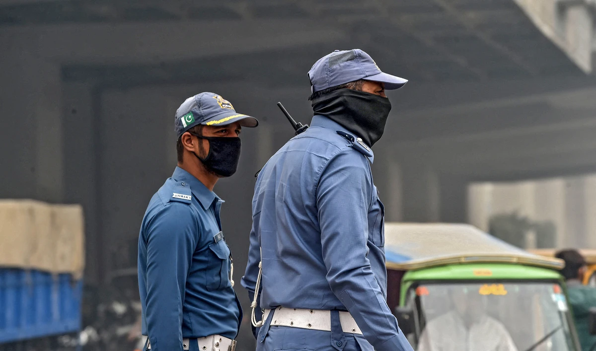 Police officers control traffic on a street amid heavy smog conditions in Lahore on November 14, 2019. (AFP/File)