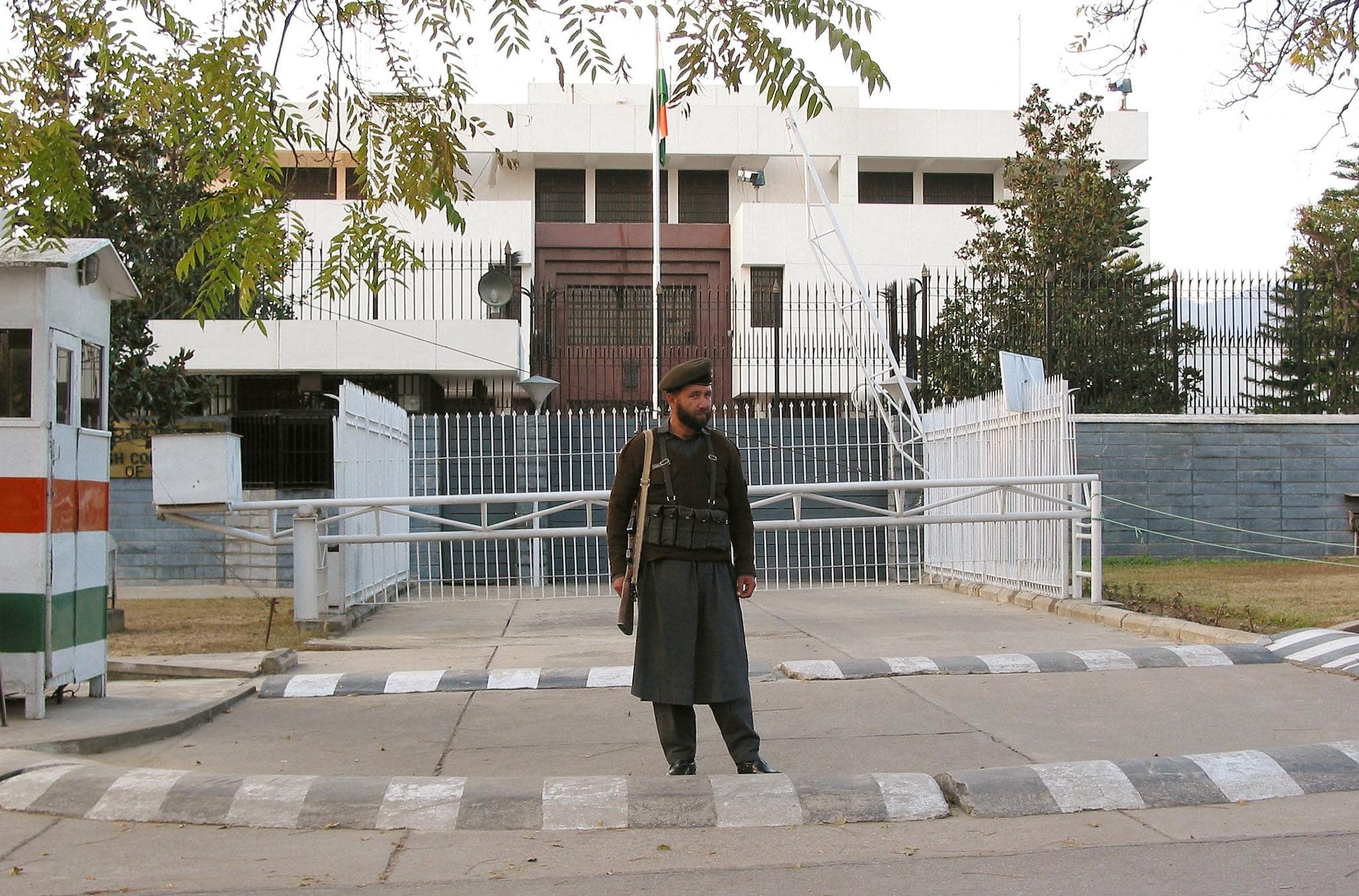 A Pakistani paramilitary trooper stands vigilant in front of the Indian High Commission building in Islamabad, 08 February 2003. (AFP/ File)