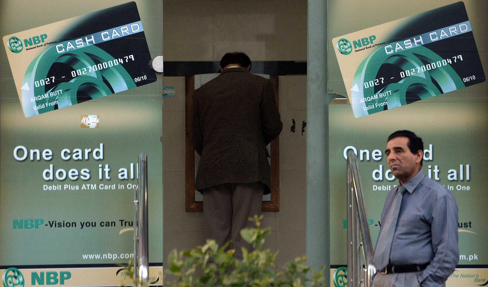 A Pakistani resident waiting to withdraw currency from an ATM in Islamabad on March 4, 2015. (AFP/File)