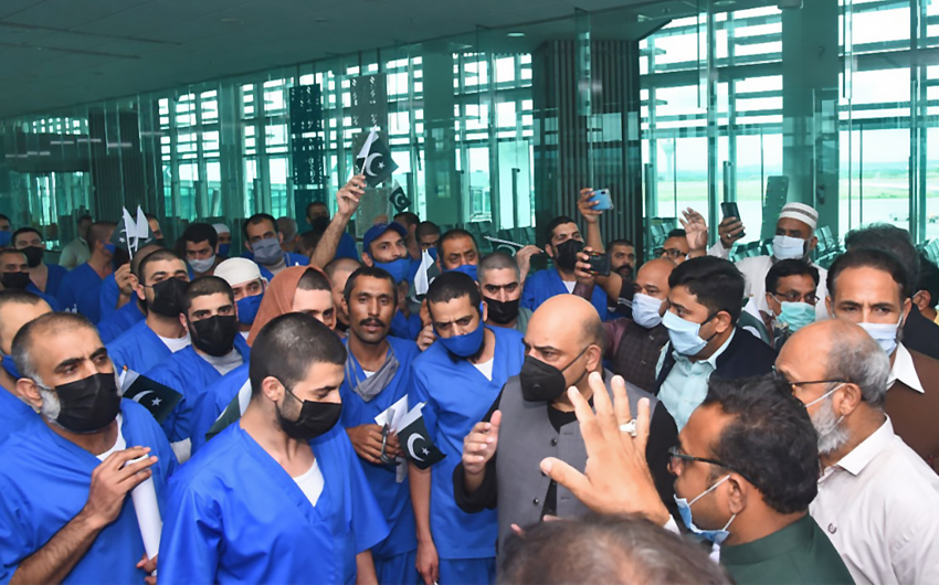 Officials greet Pakistani prisoners released from prison on July 20, 2021. (Photo courtesy: @opf_pk/Twitter)