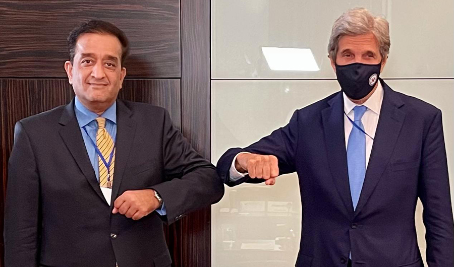 Pakistani prime minister’s special assistant on climate change Malik Amin Aslam (left) elbow bumps with US special envoy for climate change John Kerry (right) in the British capital’s Kew Garden on July 26, 2021. (Photo courtesy: PID)