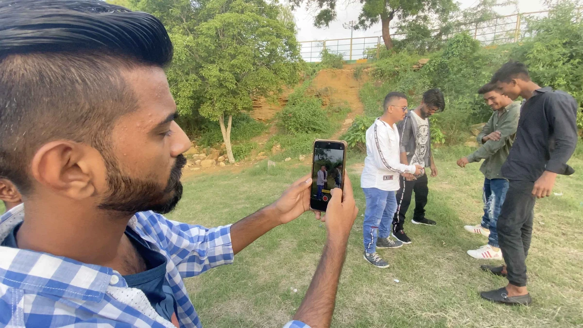 Pakistani TikTokers film their skits in a park in Karachi on Aug. 11, 2020. (AN photo/File)