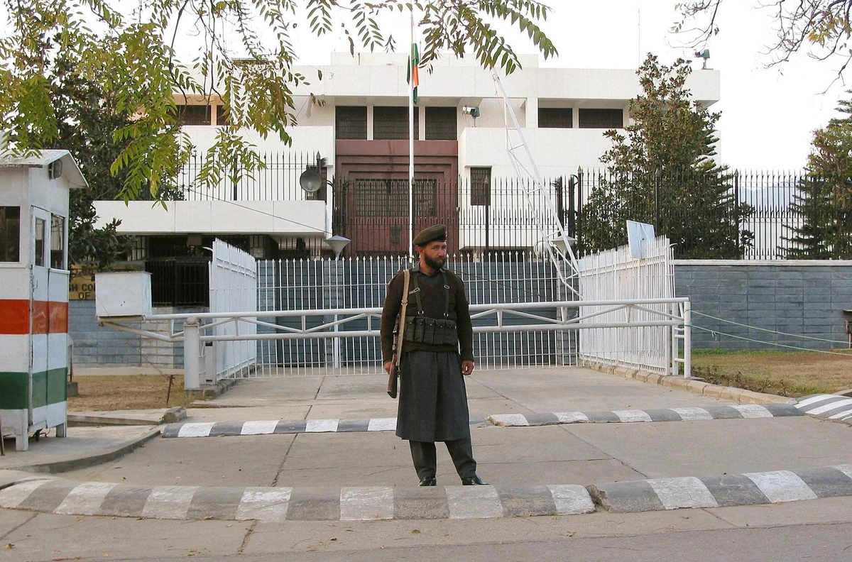 A Pakistani paramilitary trooper stands vigilant in front of the Indian High Commission building in Islamabad, 08 February 2003. (AFP/ File)