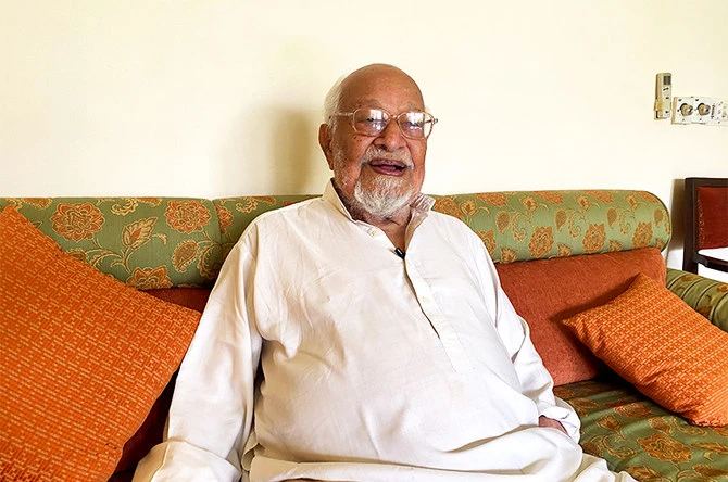 A 100-year-old man, Israil Ahmed Menai, speaks to Arab News at his residence in Karachi, Pakistan, on March 23, 2021. (AN Photo)