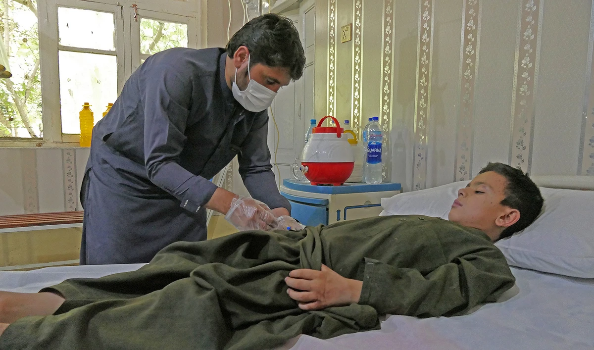 A doctor at the Fatima Jinnah Chest Hospital in Quetta is providing medical treatment to an 11-year-old Congo virus patient, Abdul Nasir, on July 9, 2021. (AN Photo)