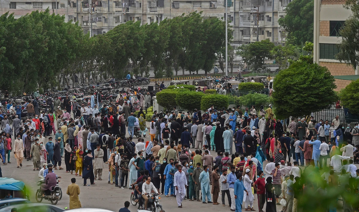 People gather in large numbers and queue up to register themselves and get inoculated with the Covid-19 coronavirus vaccine at a vaccination centre in Karachi on July 29, 2021. (AFP)