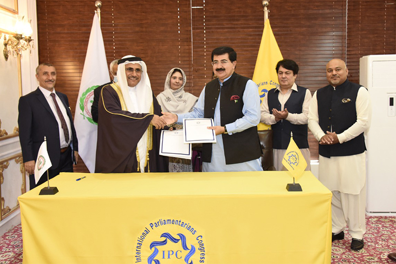 Arab Parliament speaker Adel Abdulrahman Al-Asoumi (second from left) shakes hand with Pakistan's Senate Chairman Sadiq Sanjarani (third from right) in Islamabad on August 2, 2021. (Photo courtesy: Pakistan Senate)