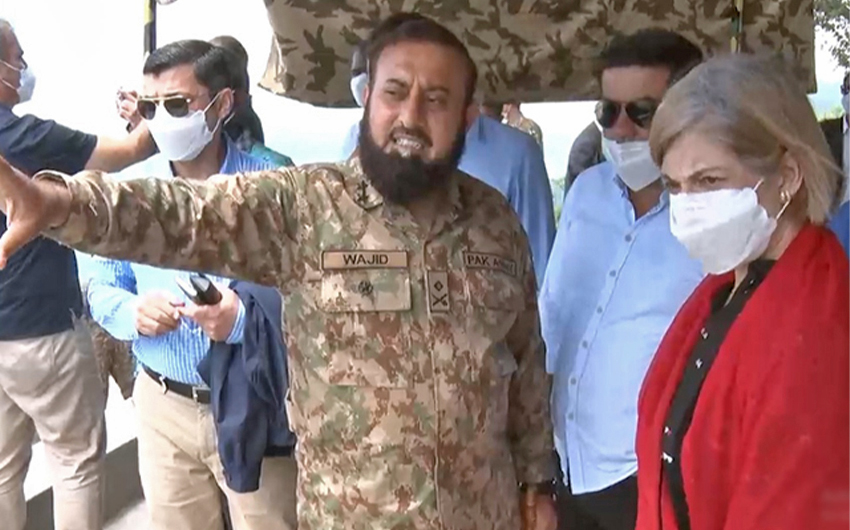 A Pakistani army soldier briefs the visiting delegation from the Organization of Islamic Cooperation (OIC) near Line of Control in Azad Kashmir, Pakistan, on August 7, 2021. (Photo courtesy: ISPR)