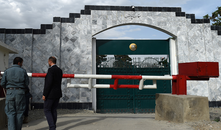 Afghan security personnel stand guard in front of the Pakistan embassy in Kabul on May 10, 2016. (AFP)