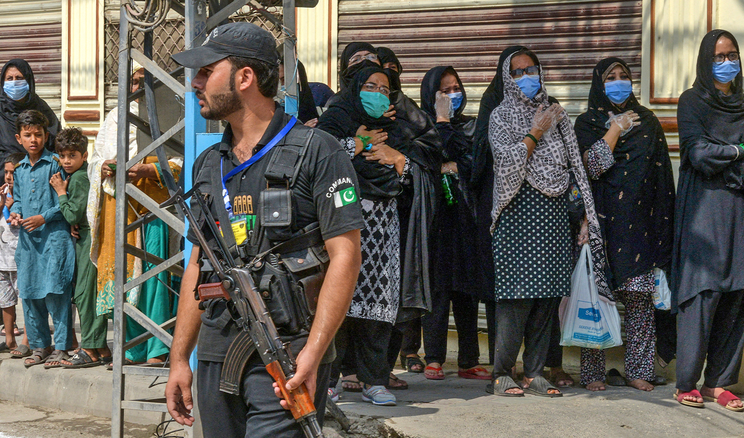 A policeman stands guard as Shiite Muslims take part in a mourning ritual during the Islamic month of Muharram ahead of Ashura ceremonies, in Peshawar, Pakistan, on August 29, 2020. (AFP/File