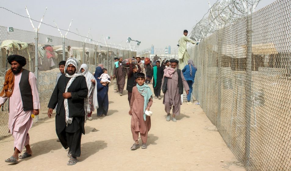 People arriving from Afghanistan make their way at the Friendship Gate crossing point at the Pakistan-Afghanistan border town of Chaman, Pakistan August 16, 2021. (REUTERS)