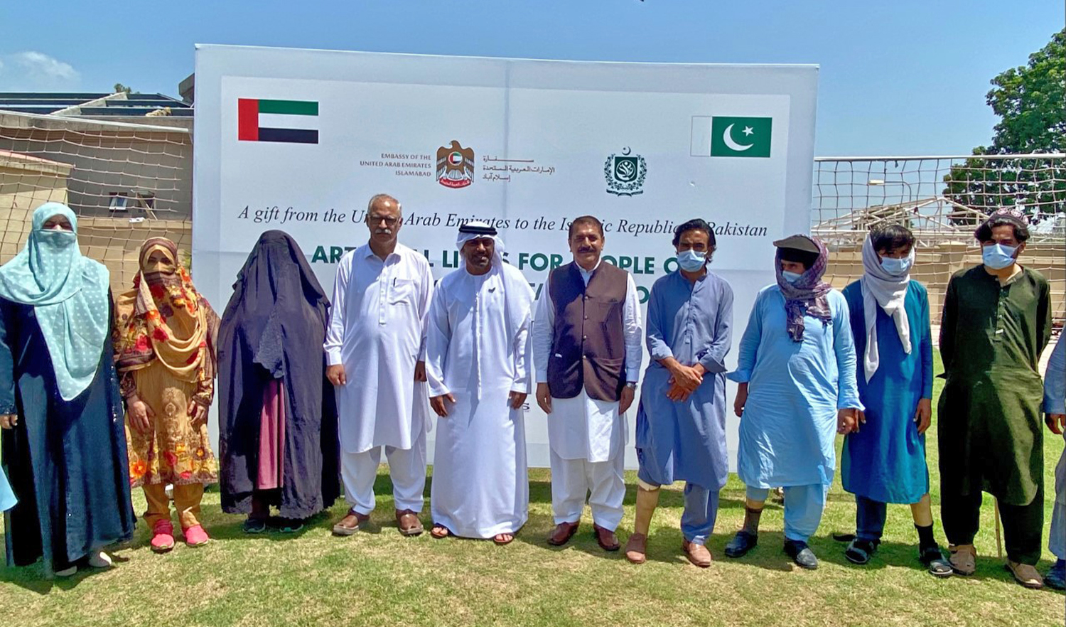 In this group photo, UAE Ambassador to Pakistan Hamad Obaid Ibrahim Salem Al-Zaabi (fifth left) can be seen with the beneficiaries of the artificial limb donation project in Islamabad on August 17, 2021. (AN Photo)