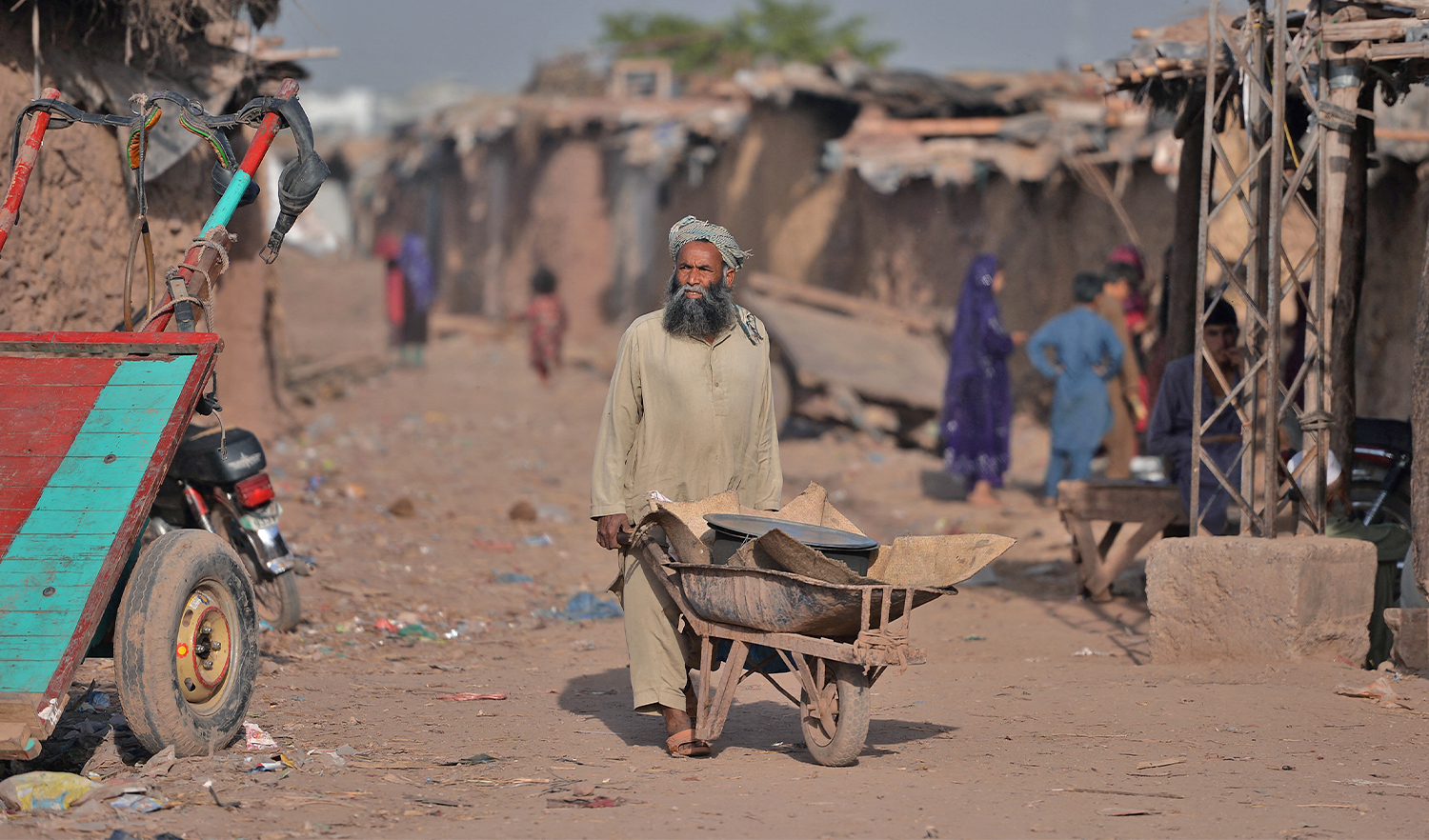 An Afghan refugee vendor pushes a wheelbarrow at a refugee camp on the outskirts of Islamabad, Pakistan on October 18, 2018. (AFP/File)