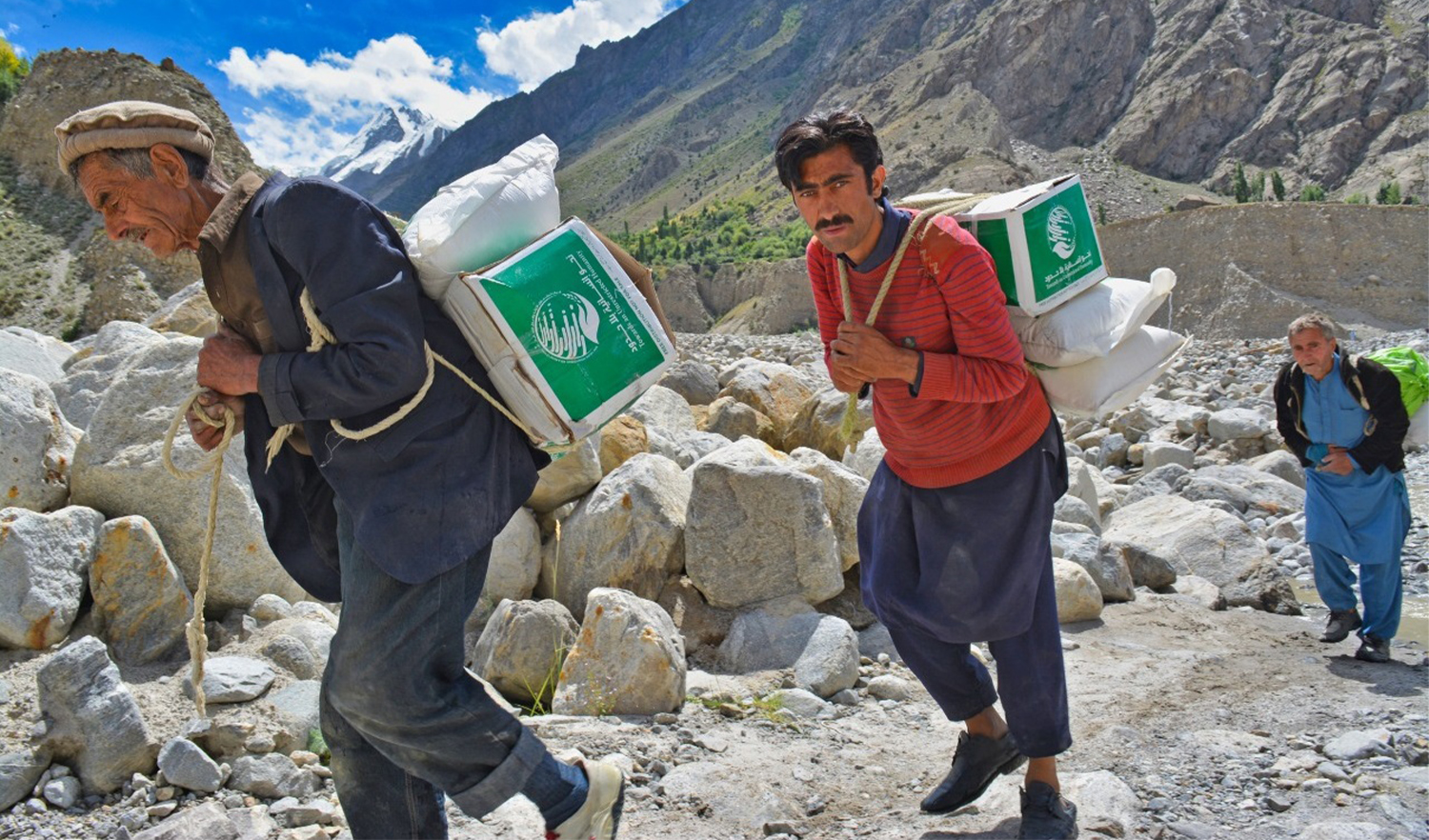 Men are carrying food bags donated by SaudiArabia’s King Salman Humanitarian Aid and Relief Center for flood affectees of Gilgit Baltistan in Pakistan on August 23, 2021. (Photo courtesy: KSRelief)