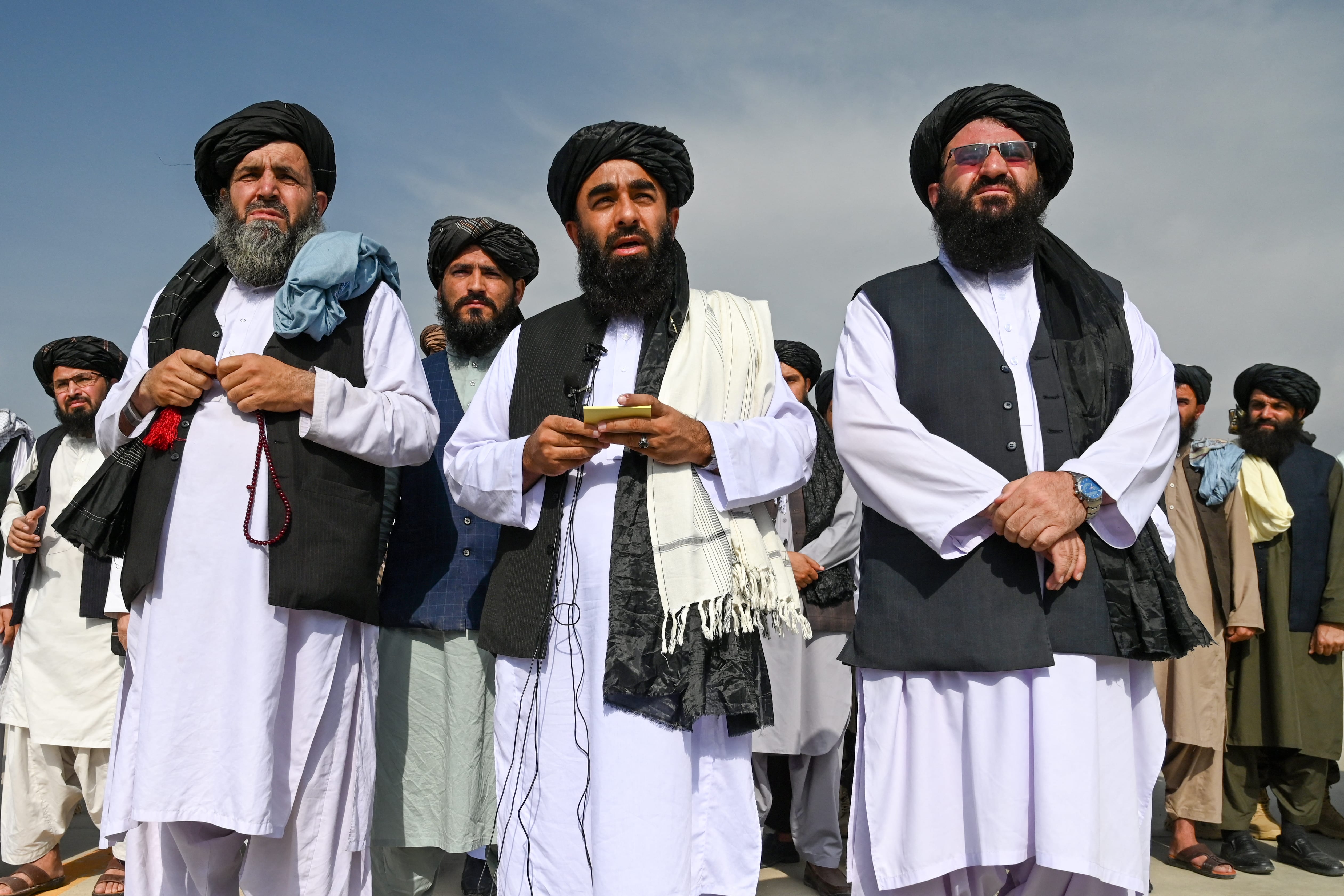 Taliban spokesman Zabihullah Mujahid (C) speaks to the media at the airport in Kabul on August 31, 2021. (AFP)
