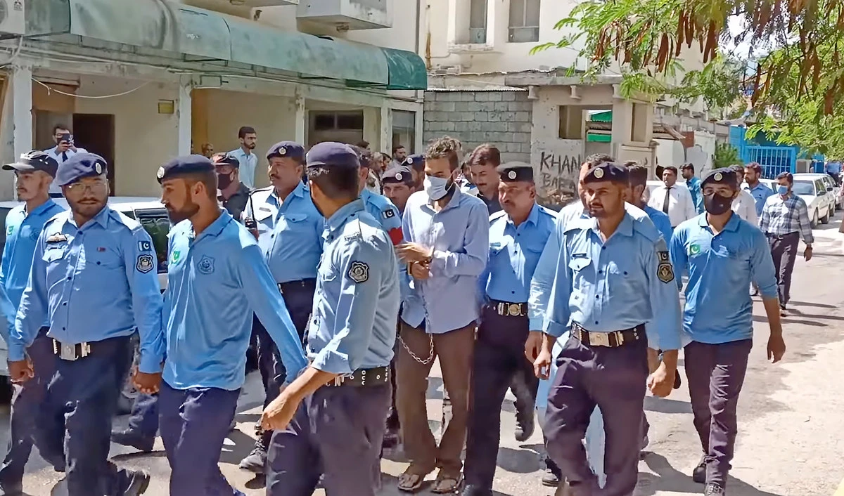 Zahir Zakir Jaffer, main suspect in the gruesome July 20 murder of Noor Mukadam, wearing handcuff is led by Islamabad police officers to the court in Islamabad, Pakistan, on July 31, 2021. (Photo courtesy: Social Media)