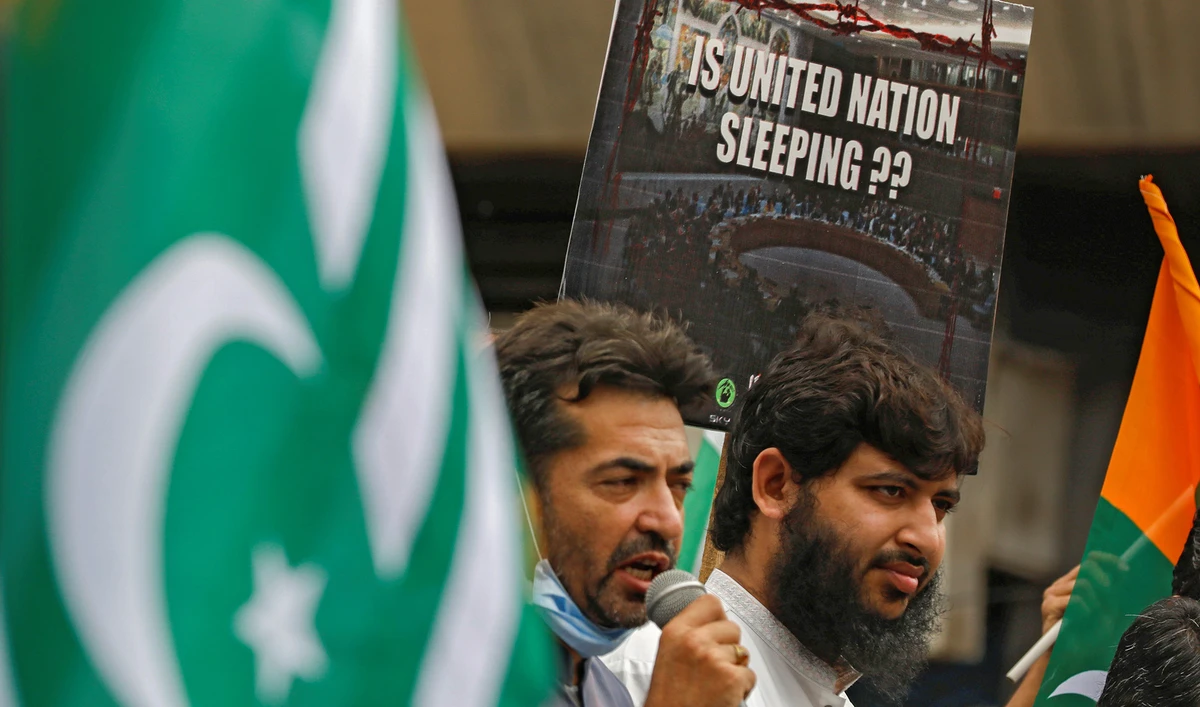 People attend a rally to mark the "Day of Exploitation in Kashmir", two years after the Indian government took away its special privileges, in Karachi, Pakistan, on August 5, 2021. (REUTERS)