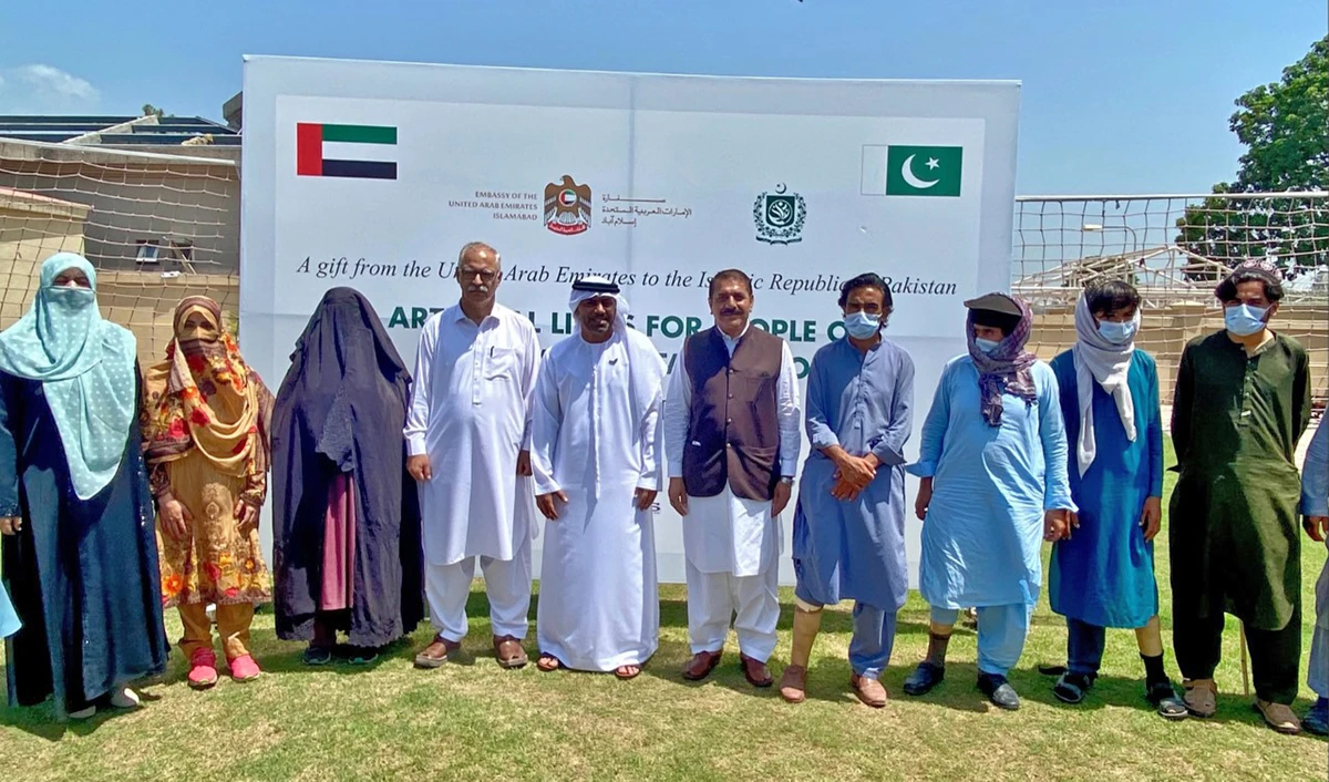 In this group photo, UAE Ambassador to Pakistan Hamad Obaid Ibrahim Salem Al-Zaabi (fifth left) can be seen with the beneficiaries of the artificial limb donation project in Islamabad on August 17, 2021. (AN Photo)