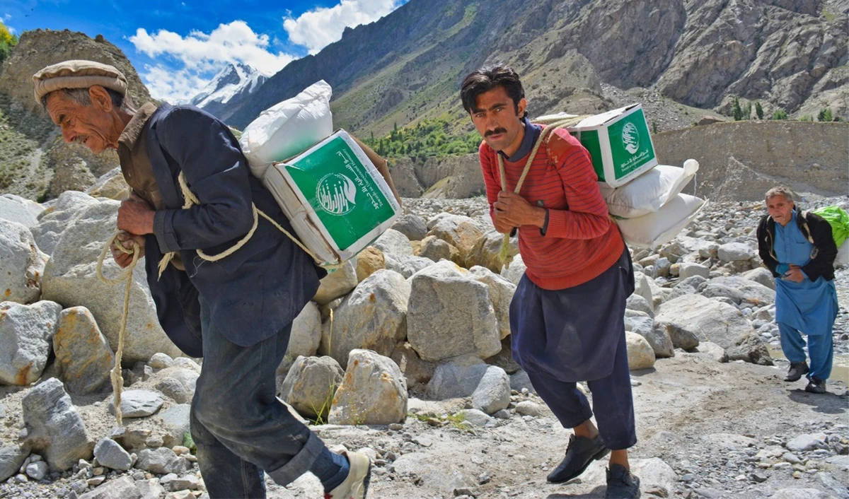 Men are carrying food bags donated by SaudiArabia’s King Salman Humanitarian Aid and Relief Center for flood affectees of Gilgit Baltistan in Pakistan on August 23, 2021. (Photo courtesy: KSRelief)