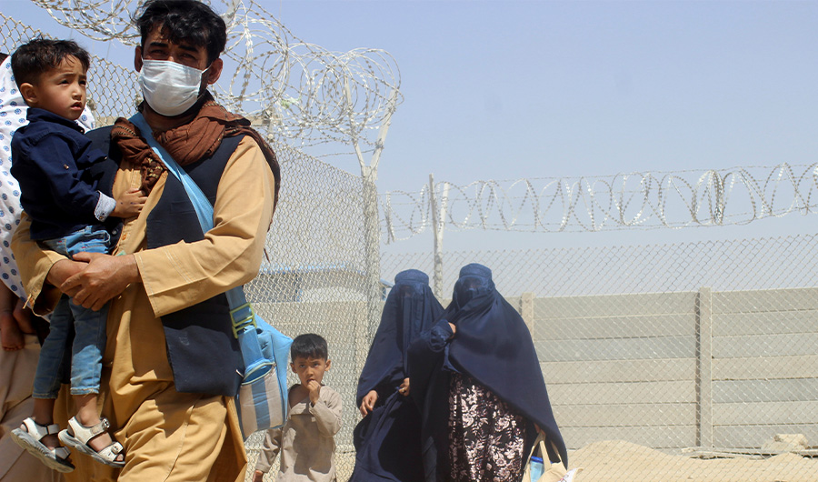 A family from Afghanistan cross into Pakistan via Friendship Gate crossing point in the Pakistan-Afghanistan border town of Chaman, Pakistan September 4, 2021. (REUTERS)