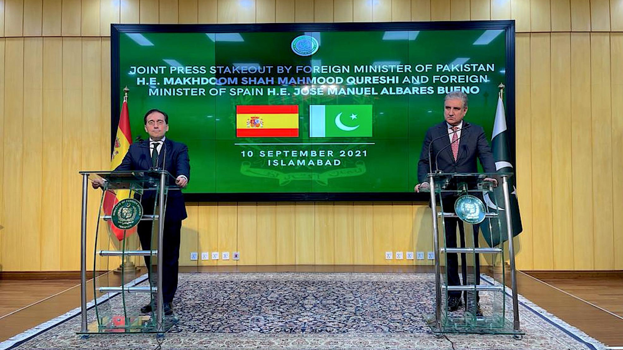 A joint press stakeout by Pakistan's Foreign Minister Shah Mahmood Qureshi, right, and his Spanish counterpart Jose Manuel Albares at the Foreign Office in Islamabad on September 10, 2021. (APP)