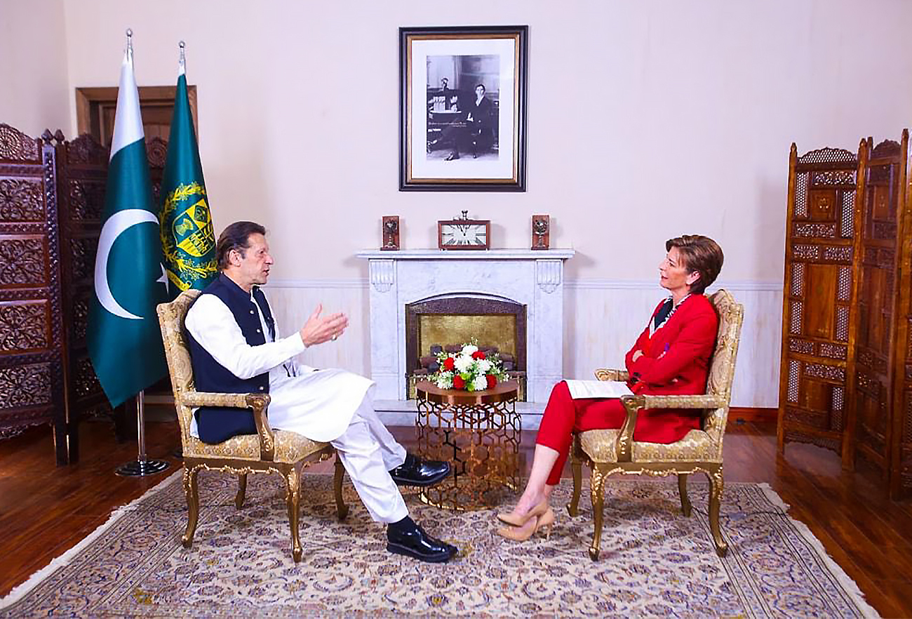 Pakistan Prime Minister, Imran Khan (left), speaks to CNN in Islamabad, Pakistan, on September 16, 2021. (Photo courtesy: @BeckyCNN/Twitter)