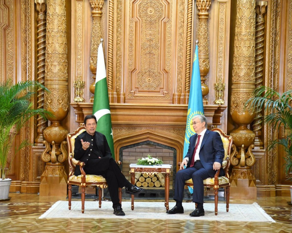 Pakistan Prime Minister Imran Khan (left) speaks with Tajikistan's President Kassym-Jomart Tokayev in Dushanbe at the sidelines of Shanghai Cooperation Organization summit on September 16, 2021. (PID)
