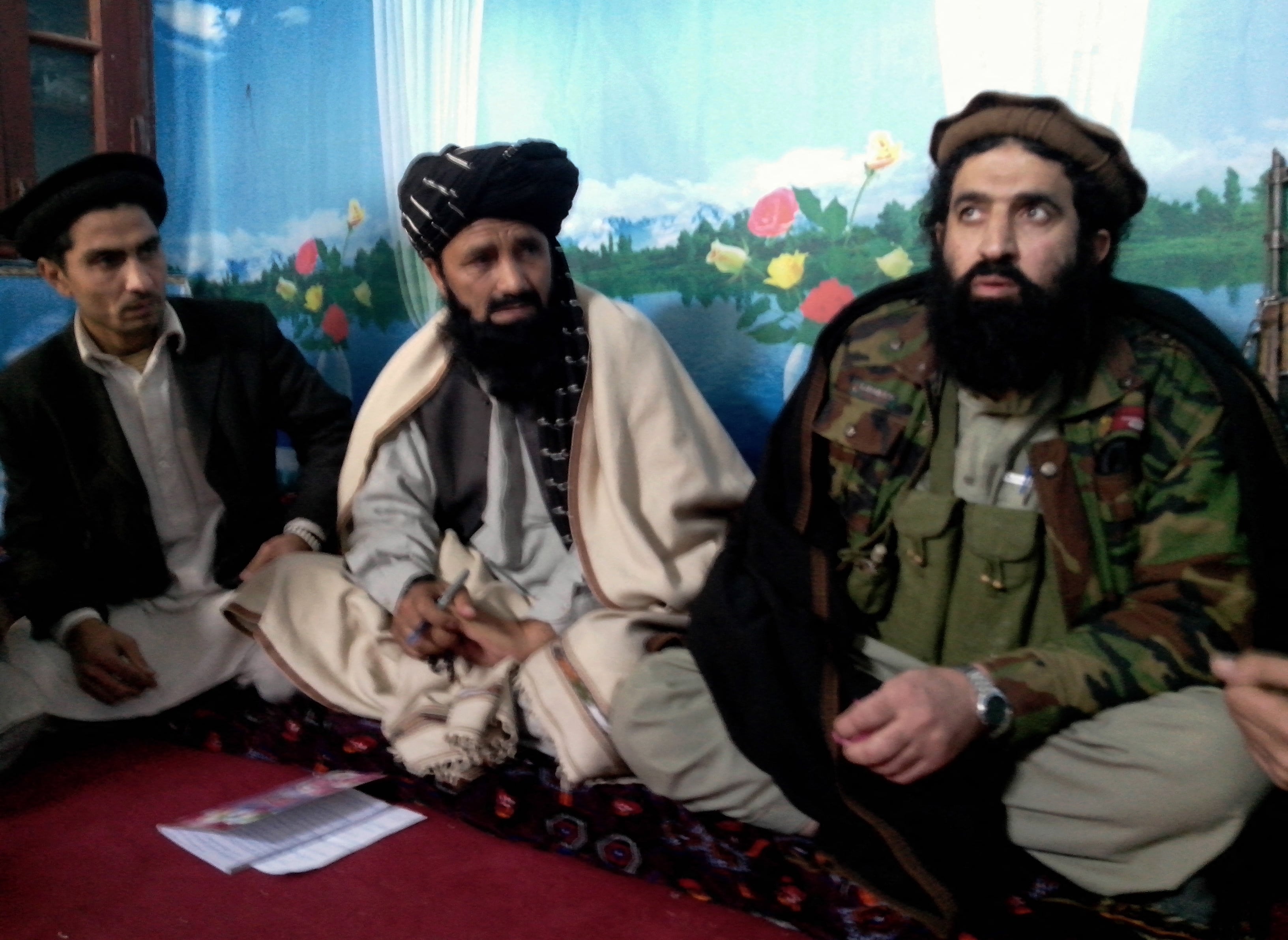 Tehreek-e-Taliban Pakistan (TTP) spokesman Shahidullah Shahid (R) speaks during a press conference at an undisclosed location in Pakistan on February 21, 2014. (AFP)