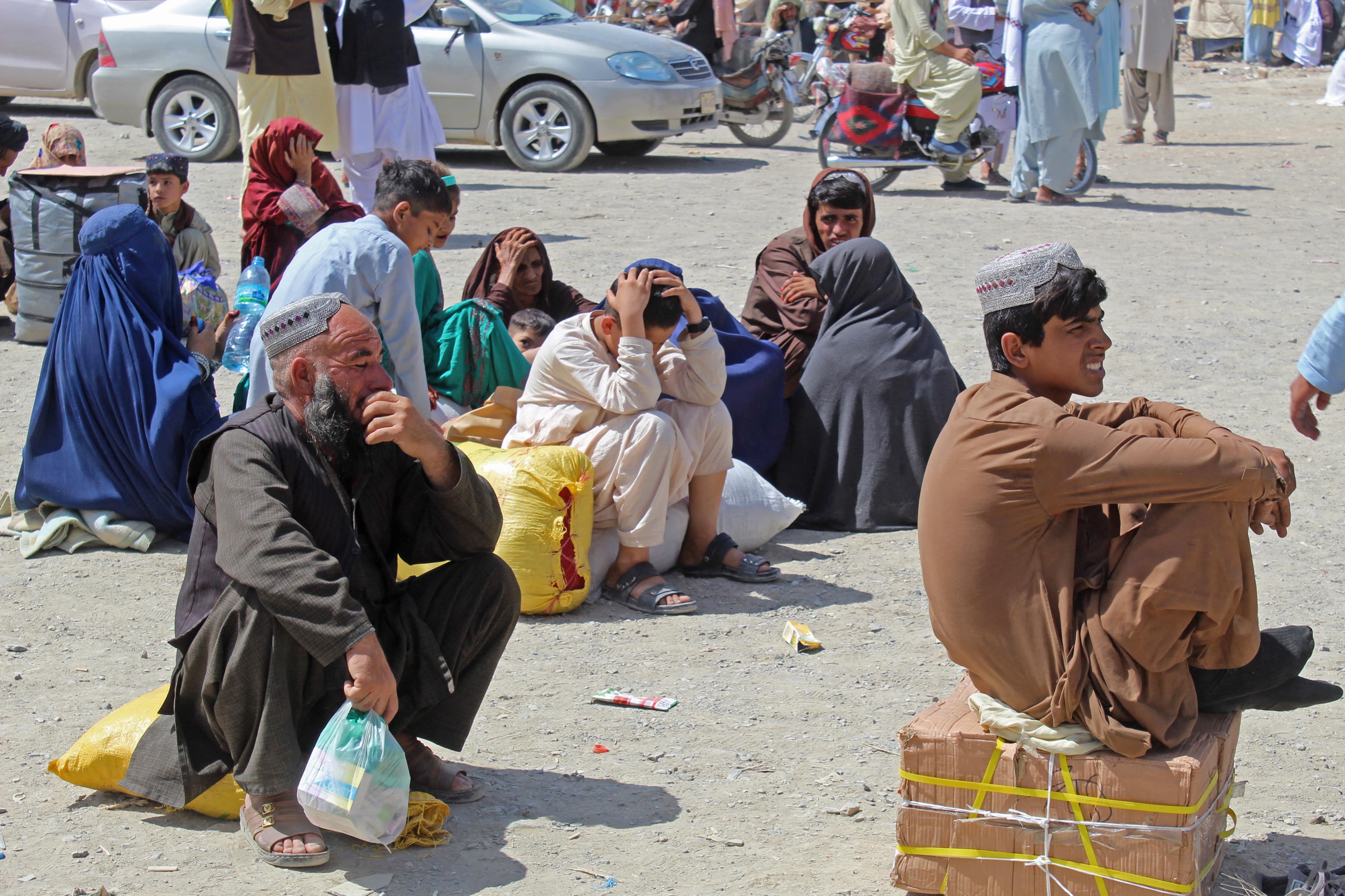 Afghanistan's and Pakistani nationals gather to enter Afghanistan as they wait for the reopening of the Pakistan-Afghanistan border crossing point in Chaman on September 2, 2021. (AFP)