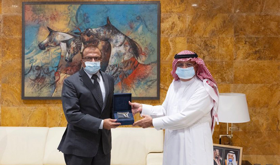 Pakistan’s ambassador to Saudi Arabia Lt. Gen. (Retd.) Bilal Akbar holds shield with head of the Kingdom’s civil aviation authority Abdulaziz bin Abdullah Al-Duailej on September 19, 2021. (Photo courtesy: Pakistan embassy Saudi Arabia twitter)