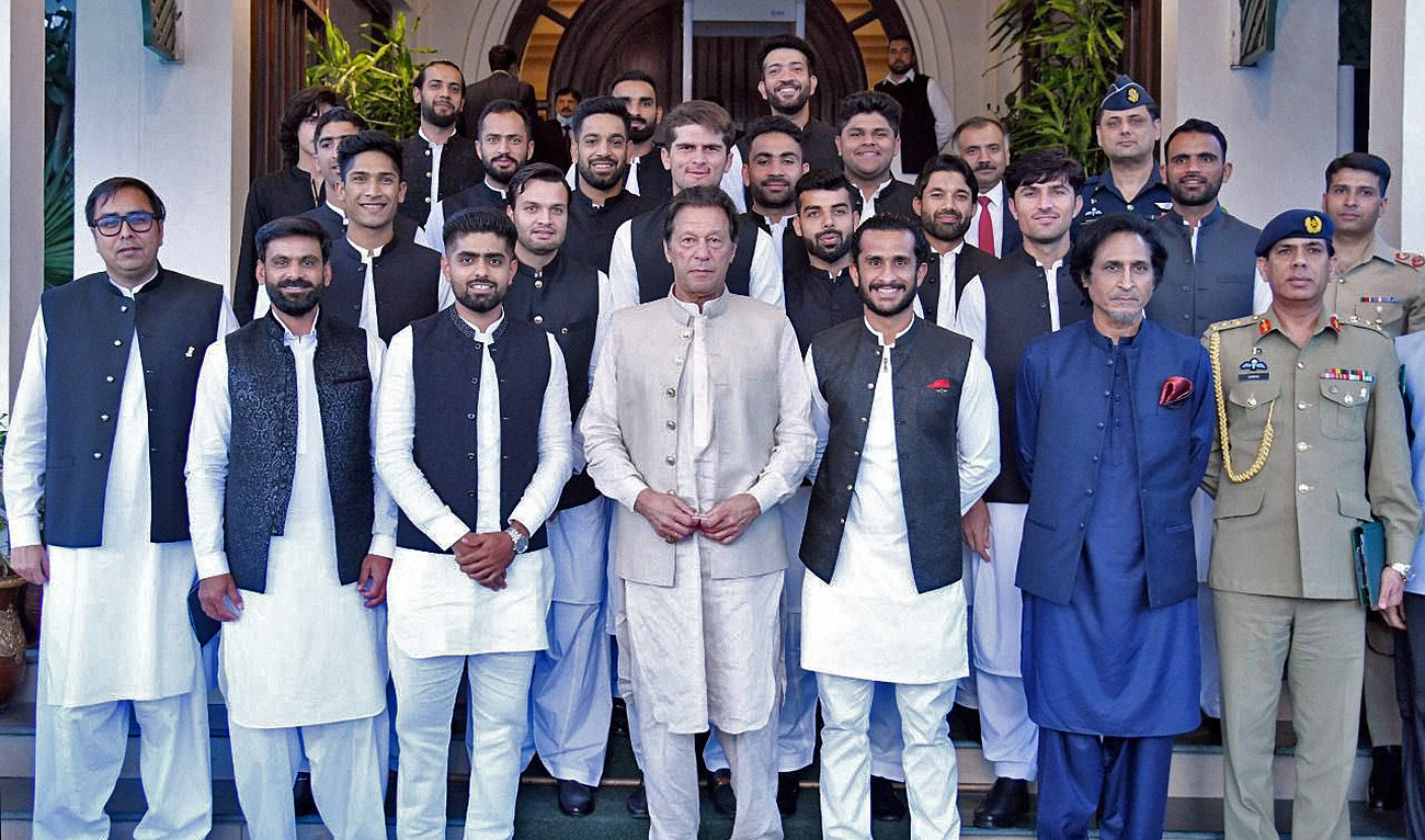 Pakistan's prime minister, front center, along with the country's cricket team pose for a photograph in Islamabad on September 22, 2021. (Photo courtesy: @RealHa55an/Twitter)