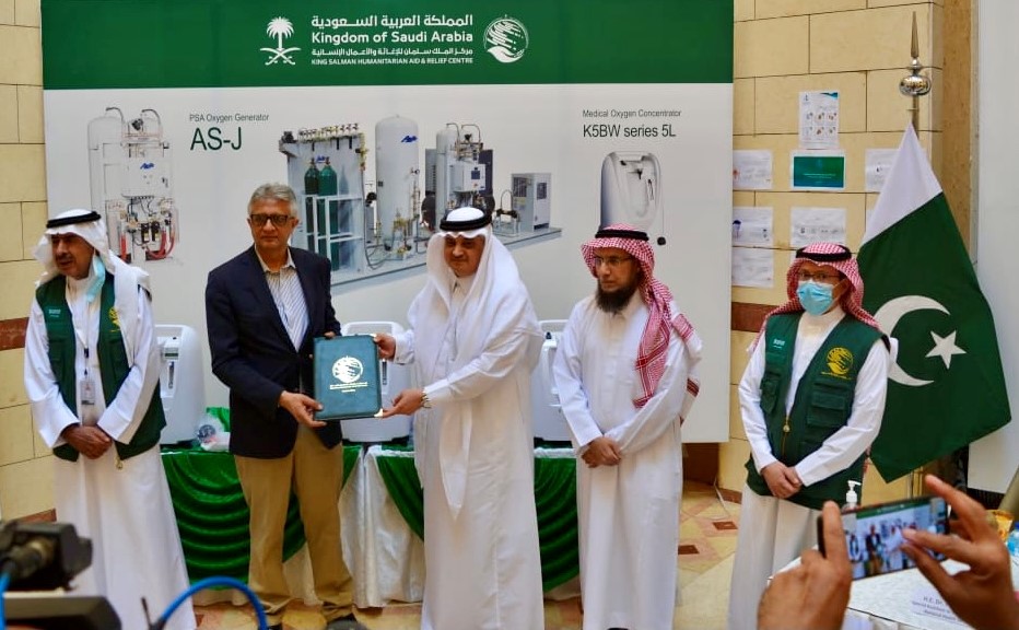 Saudi Ambassador to Pakistan Nawaf bin Said Al-Malki is handing over medical equipment to Special Assistant to Prime Minister on Health Dr. Faisal Sultan in Islamabad, Pakistan, on September 24, 2021. (Photo courtesy: Saudi embassy, Islamabad)