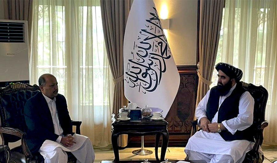 Pakistan’s ambassador to Afghanistan Mansoor Ahmad Khan (left) talks to Afghan Foreign Minister Amir Khan Muttaqi (right) in Kabul on September 14, 2021. (Photo Courtesy: Ambassador Mansoor)