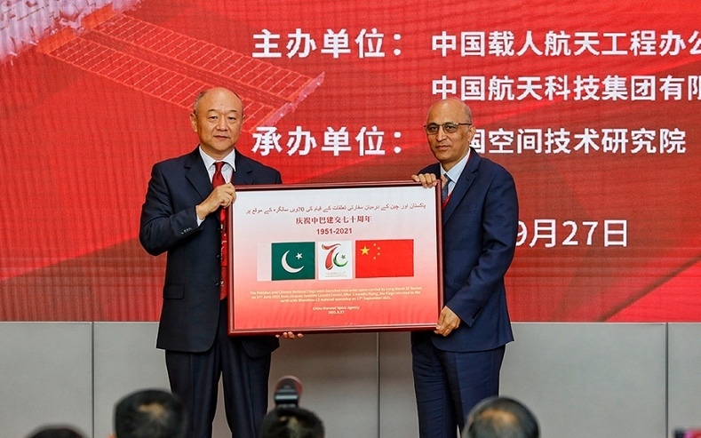 Director General of China Manned Space Agency, Hao Chun (L), presents a souvenir to Pakistan Ambassador to Beijing, Moin ul Haque (R), at a ceremony on Sep 27, 2021 in Beijing. (Photo courtesy: Global Times/Twitter)