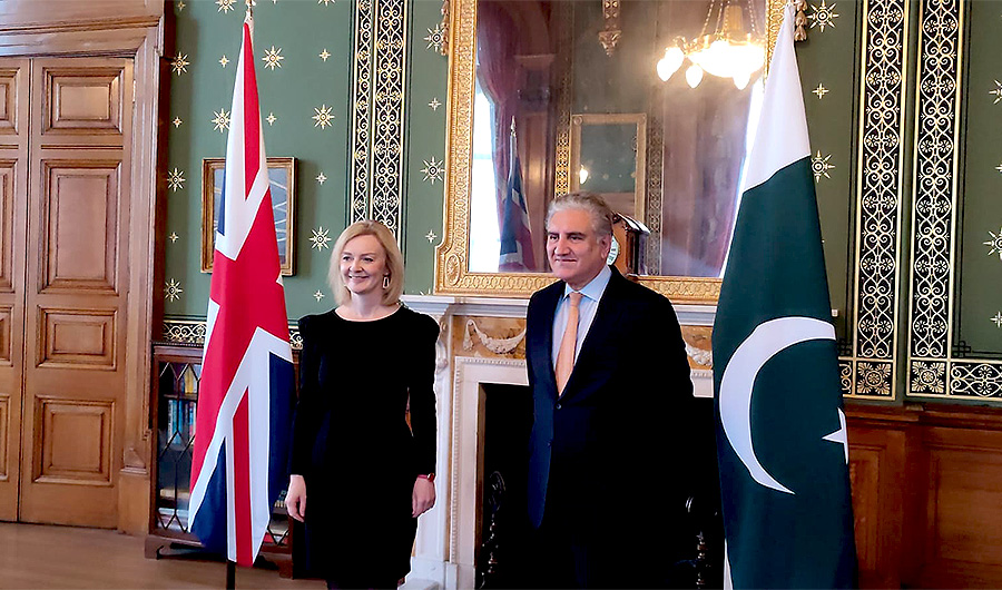 Pakistan's Foreign Minister Shah Mahmood Qureshi (right) poses for a picture with his British counterpart Elizabeth Truss (left) in London on September 28, 2021. (Photo courtesy: Pakistan Foreign Office)