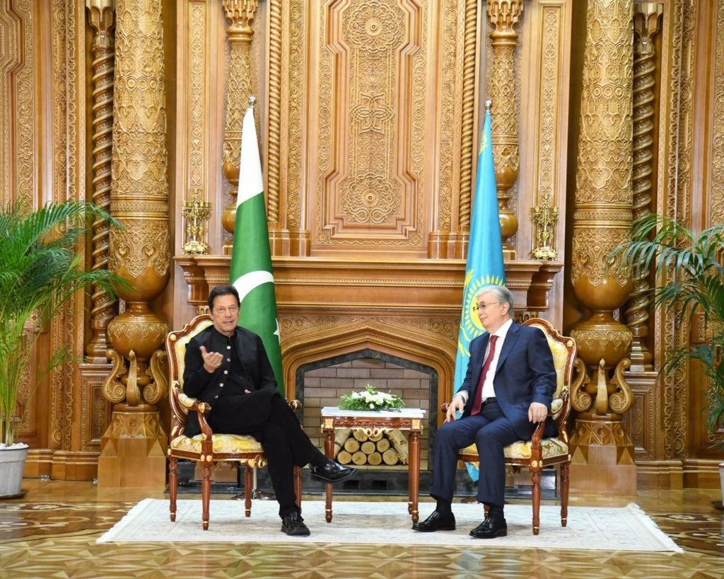 Pakistan Prime Minister Imran Khan (left) speaks with Tajikistan's President Kassym-Jomart Tokayev in Dushanbe at the sidelines of Shanghai Cooperation Organization summit on September 16, 2021. (PID)
