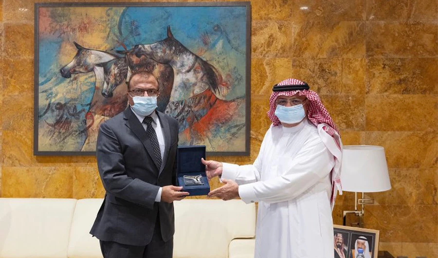 Pakistan’s ambassador to Saudi Arabia Lt. Gen. (Retd.) Bilal Akbar holds shield with head of the Kingdom’s civil aviation authority Abdulaziz bin Abdullah Al-Duailej on September 19, 2021. (Photo courtesy: Pakistan embassy Saudi Arabia twitter)