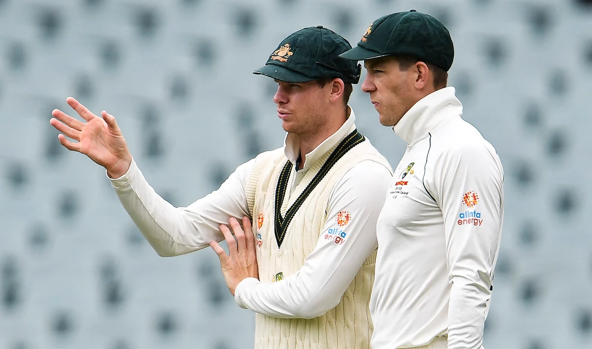 Australia's Steve Smith (L) speaks with captain Tim Paine (R) on the third day of the second cricket Test match against Pakistan in Adelaide on December 1, 2019. (AFP/File)