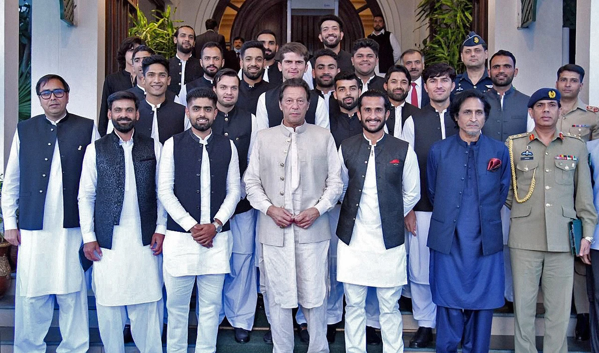 Pakistan's prime minister, front center, along with the country's cricket team pose for a photograph in Islamabad on September 22, 2021. (Photo courtesy: @RealHa55an/Twitter)
