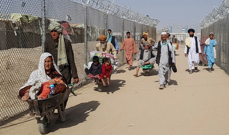 Afghan nationals arrive into Pakistan after crossing the Pakistan-Afghanistan border crossing point in Chaman on August 21, 2021, following the Taliban stunning takeover of Afghanistan. (AFP)